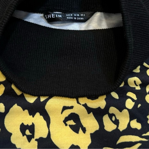 EUC SHEIN Turtleneck Floral Crop Top - Picture 5 of 5